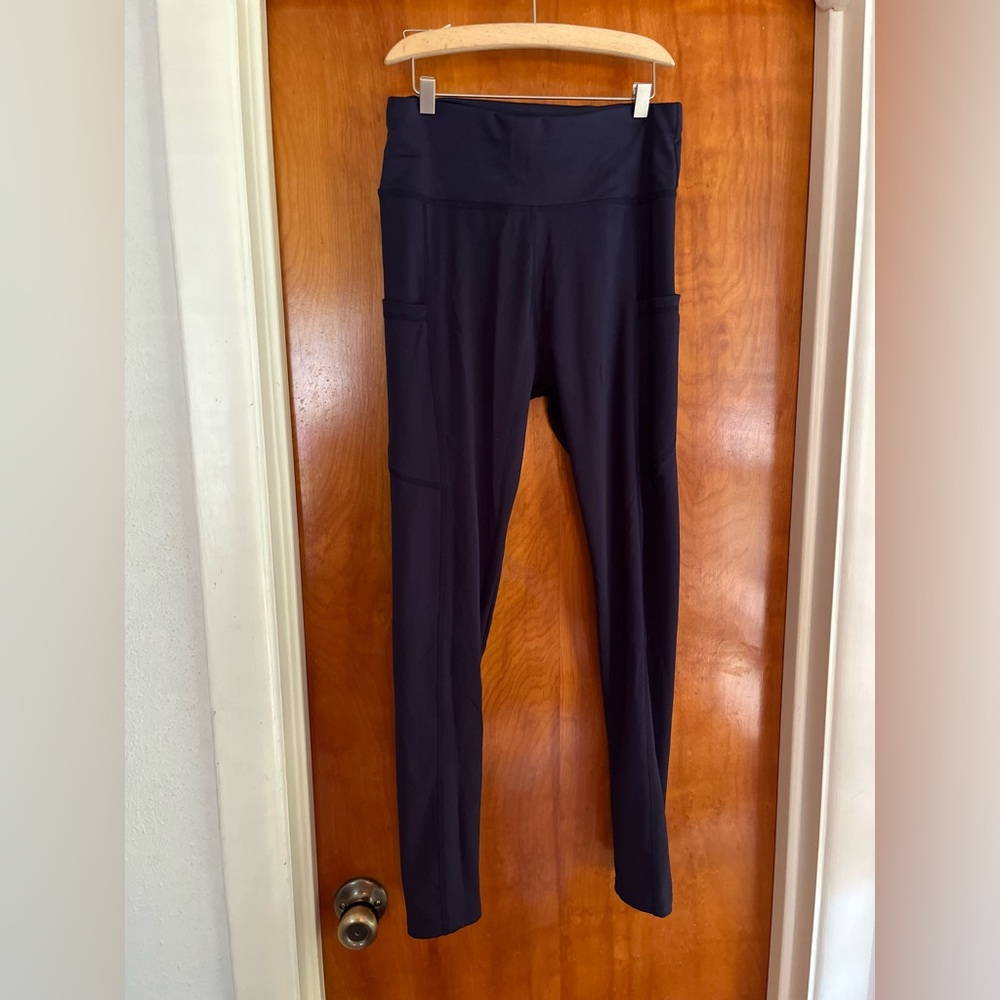 Navy blue leggings with side pockets